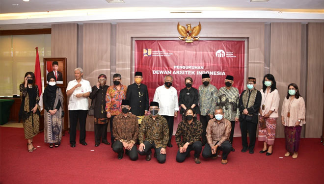 Menteri PUPR RI, Basuki Hadimuljono saat mengukuhkan sembilan Pengurus Dewan Arsitek Indonesia (foto: Dokumen/Kementerian PUPR)