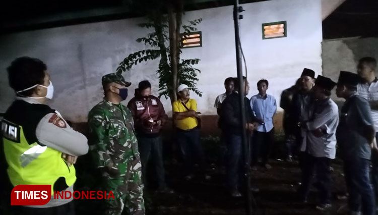 Personel TNI-Polri saat membubarkan pentas hiburan dangdut yang digelar warga Desa Kemoning, Kecamatan Tragah, Kabupaten Bangkalan. (FOTO: Polsek Tragah for TIMES Indonesia)