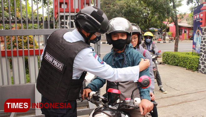 Petugas Rutan Bandung memeriksa setiap kendaraan dan pengunjung yang masuk. (Foto: Iwa/TIMES Indonesia)