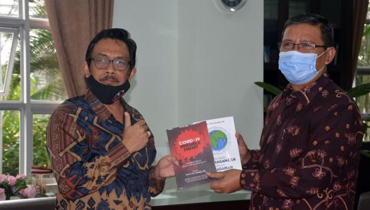 Diktis Kemenag menerima buku dari pimpinan UIN Malang (Foto: Humas UIN Malang)