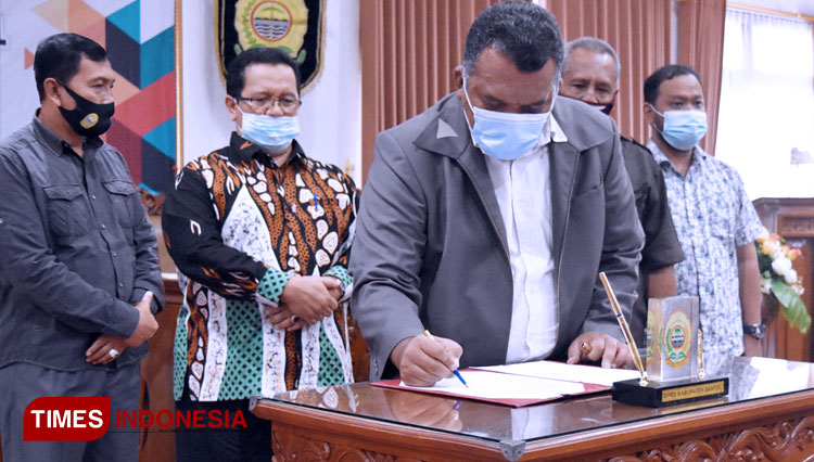 Penandatanganan Naskah APBD Bantul 2021 oleh Ketua DPRD Bantul Hanung Raharjo didampingi pimpinan DPRD Bantul dan Pjs Bupati Bantul (FOTO: Humas DPRD Bantul for TIMES Indonesia)