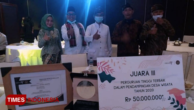 Penerimaan Penghargaan dari Kemenparekraf. (FOTO: AJP TIMES Indonesia)