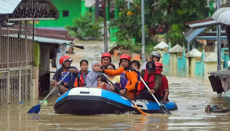 Evakuasi dilakukan setelah Medan dilanda banjir. (Foto: CNN Indonesia)