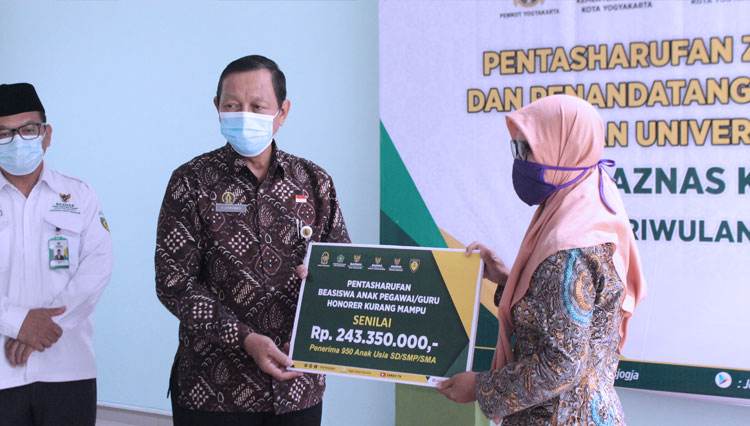 Baznas Kota Yogyakarta ketika menyalurkan dana kepada keluarga kurang mampu. (FOTO: Baznas Kota Yogyakarta for TIMES Indonesia)