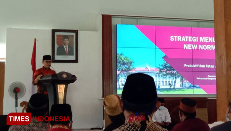 Bupati Banyuwangi, Abdullah Azwar Anas pada saat memberikan sambutan dalam acara penyerahan insentif guru ngaji di pendopo Sabha Swagata Blambangan Banyuwangi. (Foto: Riswan Efendi/TIMES Indonesia)