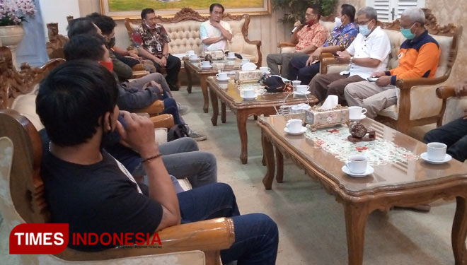 Bupati Banjarnegara Budhi Sarwono saat bincang - bincang dengan wartawan. (FOTO : Muchlas Hamidi/TIMES Indonesia)