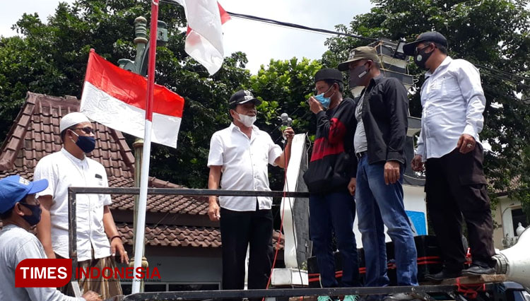 Bupati Banjarnegara, Budhi Sarwono menemui koordinator  aksi massa Forum Masyarakat Banjarnegara Cinta Damai.  (FOTO: Diskominfo for TIMES Indonesia)