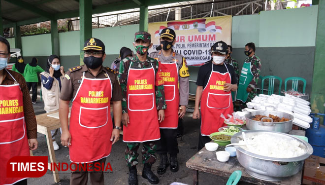 Bupati Banjarnegara Budhi Sarwono dan jajaran Forkopimda saat memasak di dapur umum Kodim 0704 Banjarnegara (FOTO : Kominfo for TIMES)