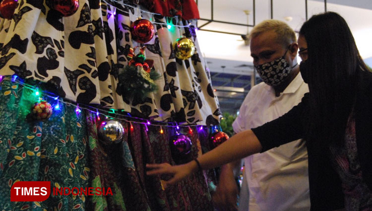 Desainer Pohon Natal Kain Batik b