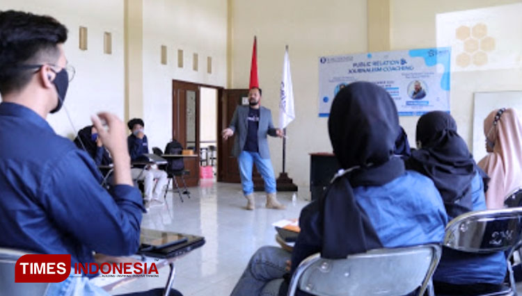 Dody Bayu Prasetyo dari TIMES Indonesia menyampaikan materi teknik membuat siaran pers kepada peserta pelatihan kehumasan GenBI Jember. (Foto: Humas GenBI Jember for TIMES Indonesia)