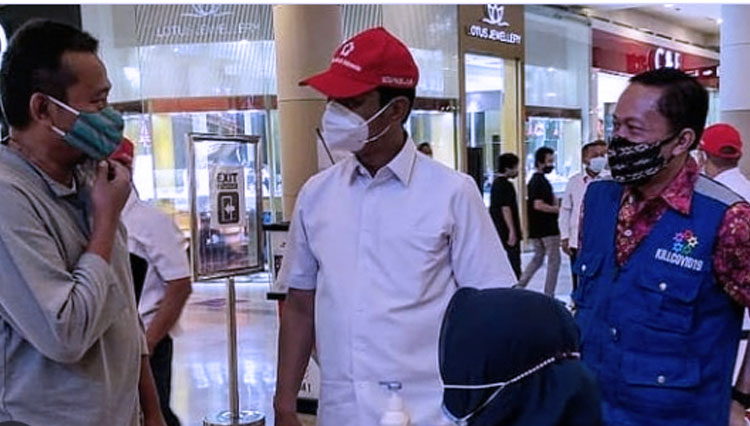 Wakil Wali Kota Jakarta Selatan Isnawa Adji saat meninjau kegiatan donor darah yang digelar PMI Jakarta Selatan pada Sabtu (5/12). (Foto: Kominfotik Jakarta Selatan)