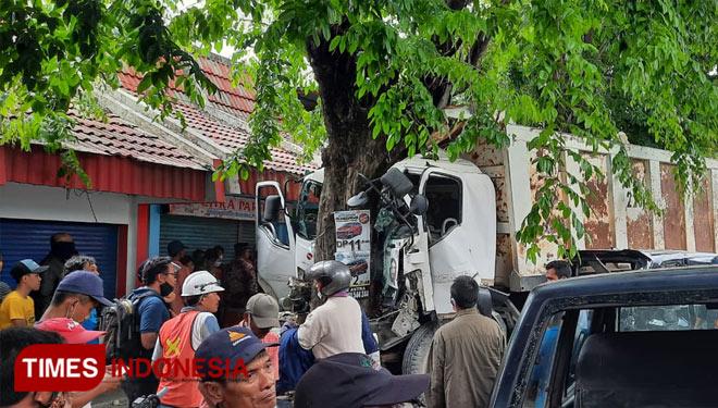 Dump truck yang menabrak sembilan kendaraan (Foto: Akmal/TIMES Indonesia).