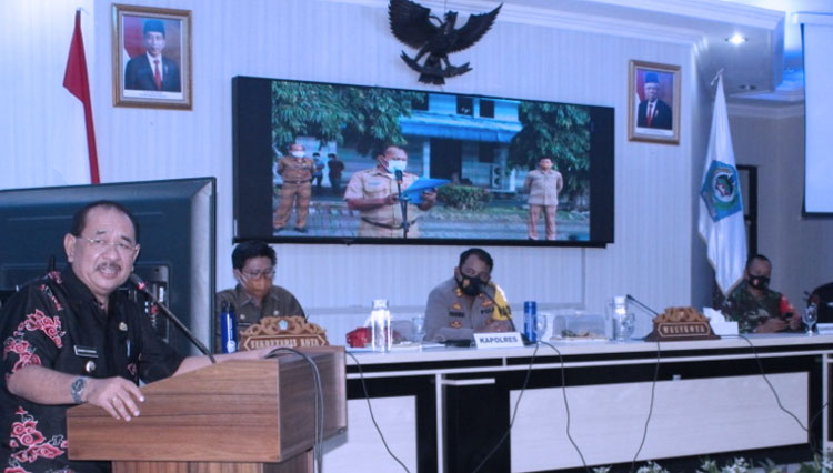 Pjs Wali Kota Bitung Drs. Edison Humiang MSi saat menyampaikan sambutan pada saat mengikuti Rapat Koordinasi Pengamana Pilkada 2020, di Kantor Walikota Bitung. (Foto: Dinas Kominfo Kota Bitung).