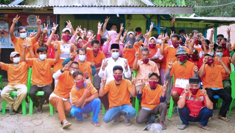 Cabup Incumbent, Nomor Urut 2, H Hendra Gunawan bersama masyarakat Kecamatan Muara Kelingi Kabupaten Musi Rawas. (Foto: dok Tim Pemenangan H2G Mulyana)