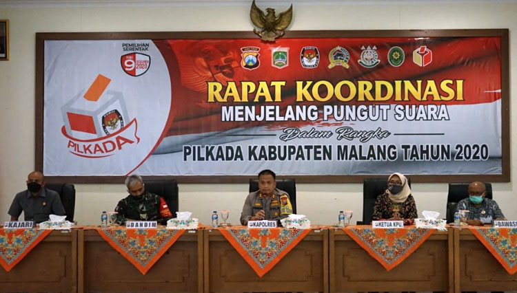 Kapolres Malang saat memimpin rakor jelang pencoblosan Pilbup Malang. (Foto: Humas Polres Malang)
