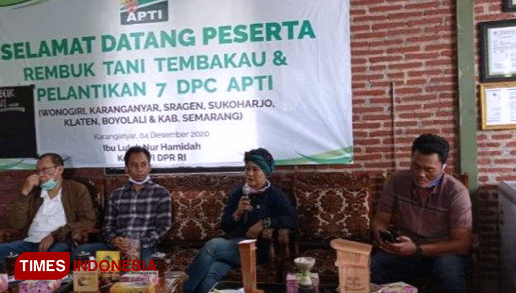 Luluk Nur Hamidah, nomor dua dari kanan saat menjadi pemateri di acara Rembug Tani Tembakau di Kabupaten Karanganyar. (Foto: Akhmad Syafi'i/TIMES Indonesia)