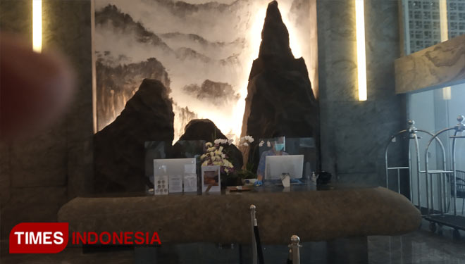 Lobby The Manohara Hotel Yogyakarta yang menghadirkan kesan sejuk dan alami (Foto : Totok Hidayat/TIMES Indonesia)