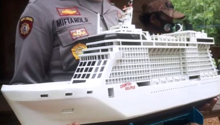 The cruise ship miniature made by Ruslan. (Photo: Police Department of Kangayan for TIMES Indonesia)