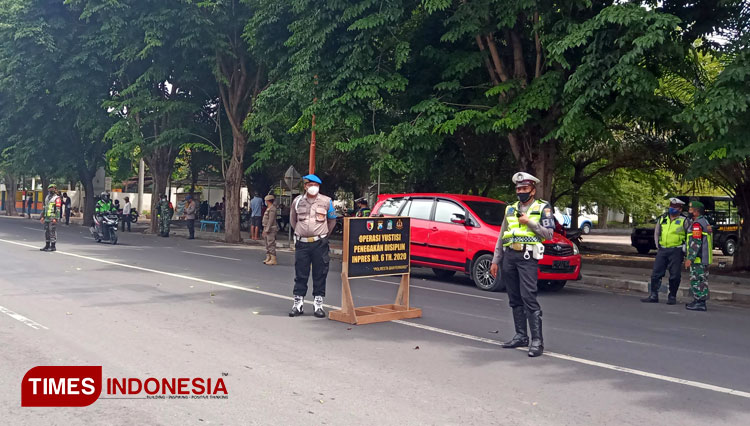 Kepolisian Bersama TNI dan Satpol PP Kabupaten Banyuwangi pada saat menggelar operasi yustisi di Timur Taman Blambangan Banyuwangi. (Foto: Riswan Efendi/TIMES Indonesia)