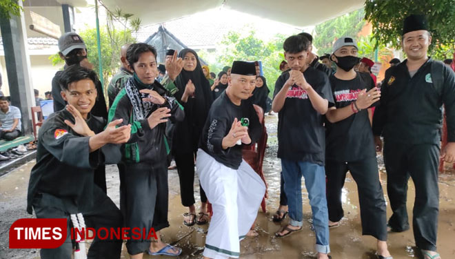 Pendekar Pagar Nusa bersama Ketua PCNU Banyuwangi, KH. Ali Makki Zaini. (Foto: Rizki Alfian/ TIMESIndonesia)