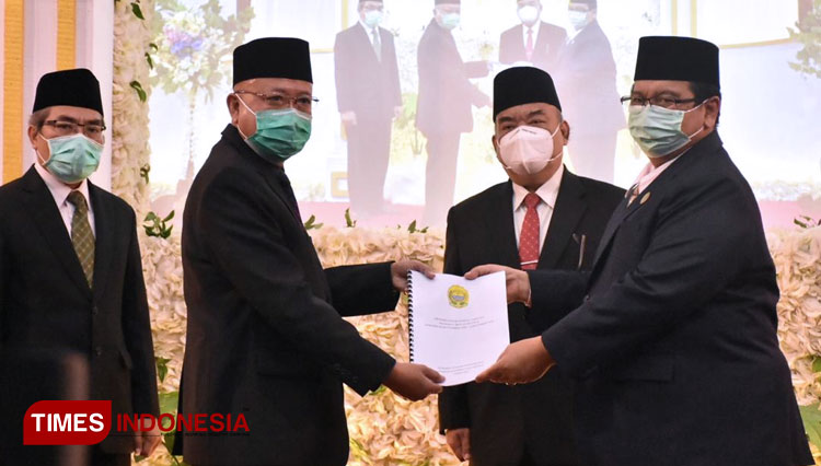 Penyerahan nota kerja dari Pjs Bupati Bantul Budi Wibowo kepada Bupati Bantul Suharsono. (Foto: Totok Hidayat/TIMES Indonesia)