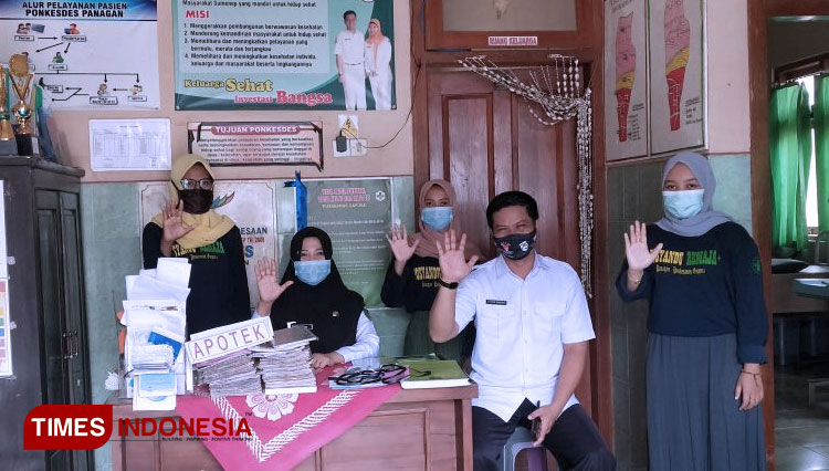 Atik bidan desa Panagan kec. Gapura kab. Sumenep sekaligus koordinator posyandu remaja bersama para kaderisasi Posyandu remaja desa Panagan , Jum'at (04/12/2020). (FOTO: AJP TIMES Indonesia)