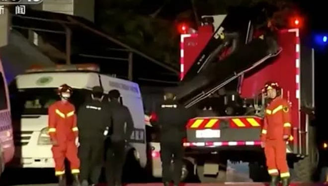 Regu penolong terus melakukan evakuasi untuk menyelamatkan pekerja tambang yang terjebak di China. (FOTO: Al Jazeera/CCTV Screengrab via Reuters).