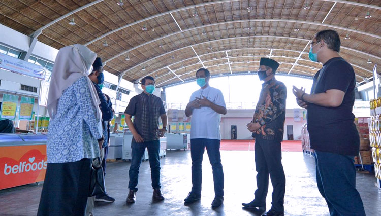 Rombongan Komisi II DPRD Kabupaten Pasuruan dan Komisi II DPRD Hulu Sungai Selatan, Kalimantan Selatan saat mengunjungi Lumbung Pangan Jatim di Jatim Expo, Sabtu (5/12/2020). (foto: Dok.LPJ)