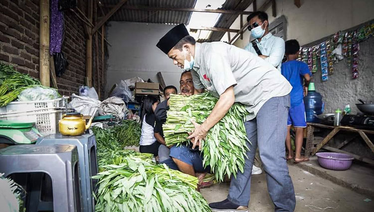 Cabup Bandung nomor urut 3 HM Dadang Supriatna membeli sayur di Ciparay. (Foto: Tim Bedas) 