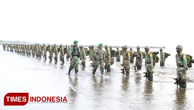 Upacara pembaretan Korps Infanteri siswa Dikcabpaif Taruna Akmil tingkat IV tahun 2020 di Area 70 Pantai Teluk Penyu Cilacap. (Foto: Pendim Cilacap For TIMES Indonesia)