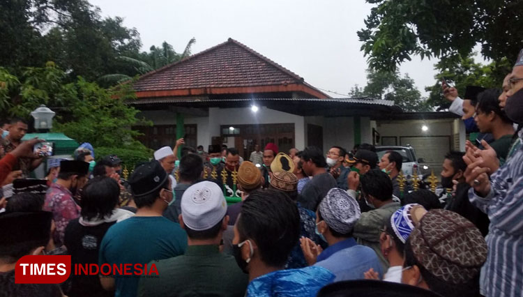 Warga NU dan alumni Pondok Pesantren saat mengepung rumah H Nawawi. (Foto: Akmal/TIMES Indonesia).