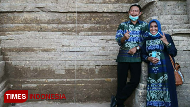 Yuhronur Efendi bersama sang istri saat berkunjung ke situs Patakan, yang merupakan salah satu situs bersejarah di Kecamatan Sambeng. (FOTO: Tim YesBro for TIMES Indonesia)