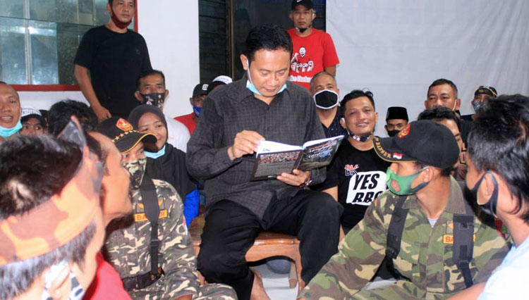 Yuhronur Efendi menyampaikan isi buku berjudul 'Menghujam ke Tanah, Menjulang ke Langit, kepada sejumlah relawan YesBro. (FOTO: Tim YesBro for TIMES Indonesia)