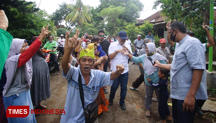 Yusuf Widyatmoko saat berjalan di depan masa pendukungnya. (Foto: Rizki Alfian/TIMES Indonesia)