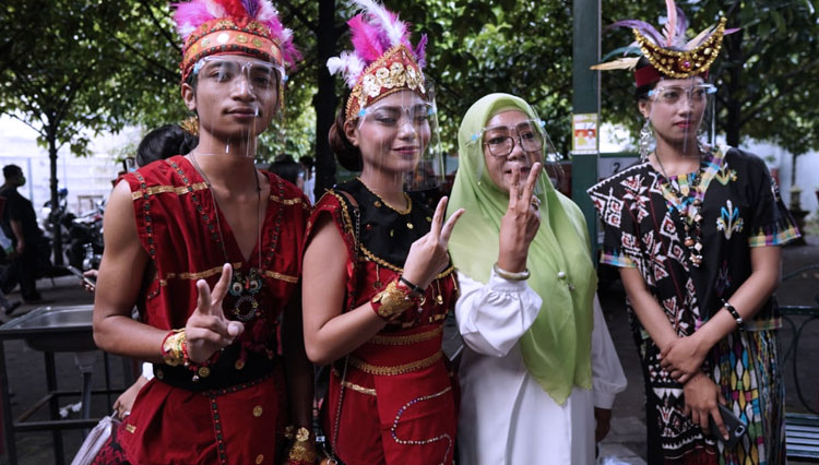 Suasana pawai budaya yang dilakukan oleh pasangan Putu Selly Andayani dan TGH Abdul Manan. (Foto: Tim Selly-Manan)