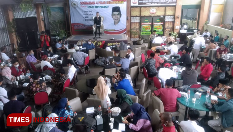 Acara sosialisasi empat pilar kebangsaan yang berlangsung di Cafe dan Resto D’Almuna, jalan pintu gerbang. (Foto: Akhmad Syafi'i/TIMES Indonesia)