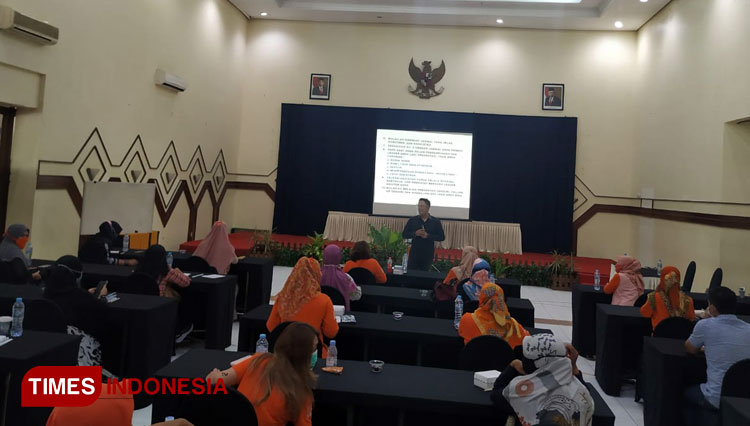 Direktur Marketing Glutera saat menyampaikan materi training di Hall Hotel Montana 2 Malang, Sabtu (5/12/2020). (Foto: Glutera for TIMES Indonesia)
