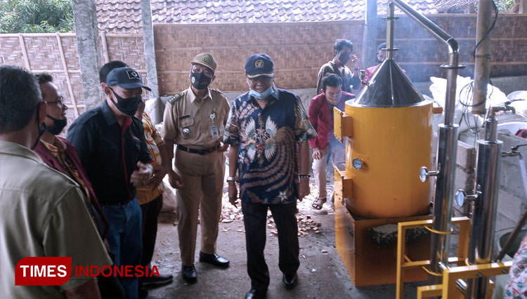 Gandung Pardiman saat meninjau pengoperasian alat pengolah plastik menjadi BBM. (FOTO: Totok Hidayat/TIMES Indonesia)