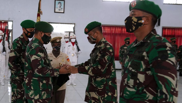 Letkol Inf. Wahyo Yuniartoto saat menyerahkan tongkat komando kepada Danrem 071/Wijayakusuma Kolonel Lagan Safrudin untuk selanjutnya diberikan kepada Letkol Inf Andi Afandi. (Foto: Pendim Cilacap For TIMES Indonesia)