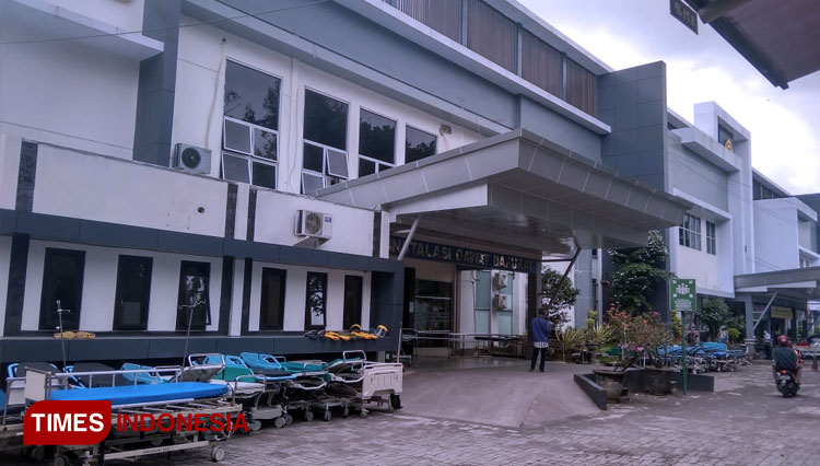 Sejumlah bed IGD RSUD Dr Seogiri Lamongan harus dikeluarkan untuk dilakukan desinfeksi ruangan, Selasa (08/12/2020), (FOTO: Moch. Nuril Huda/TIMES Indonesia)