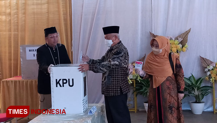 Bupati Malang Abah Sanusi Gunakan Hak Suara Pilbup Malang Di TPS 12 ...