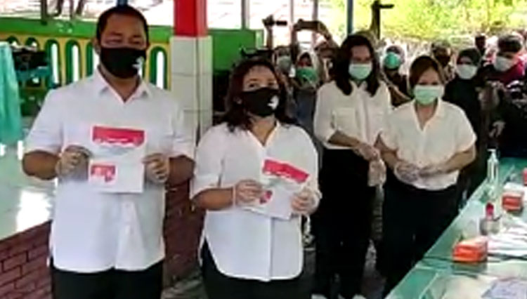 Calon Wali kota Semarang Incumbent, Hendrar Prihadi sedang berfoto di TPS bersama istri dan kedua anaknya. (Foto: Mushonifin/TIMES Indonesia)