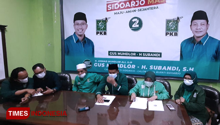 DPC PKB Sidoarjo saat rilis kemenangan Paslon nomor urut 2 Gus Muhdlor-SubandiDPC PKB Sidoarjo saat sujud syukur kemenangan Gus Muhdlor-SubandiGus Muhdlor saat menjawab pertanyaan jurnalis. (Foto: Rudi Mulya/TIMES Indonesia)