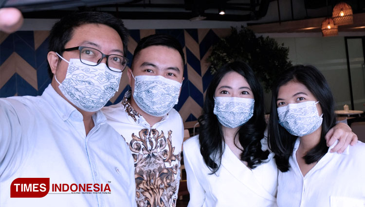Andre, Junior Creative bersama rekan kerjanya, memakai SOFTIES Masker Batik. (FOTO: Softies for TIMES Indonesia)
