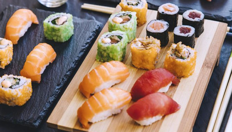 kimbap dan sushi. (foto: freepik)