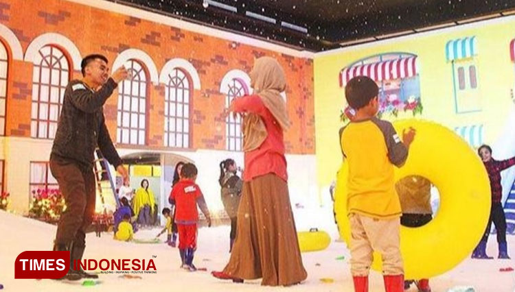 Salah satu wahana permainan salju yang ada di destinasi Malang Snow City.(FOTO: Widodo Irianto/TIMES Indonesia)