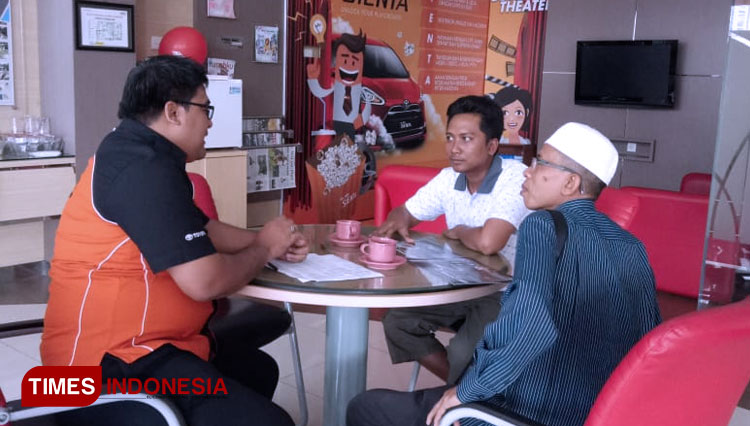 Hadi Suroso, Salesman Auto2000 Sutoyo Malang saat menjelaskan produk ke konsumen. (Foto: Hadi Suroso for TIMES Indonesia)