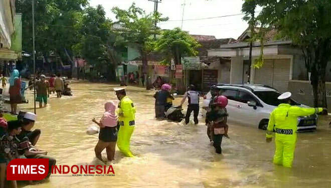 Banjir setinggi lutut orang dewasa masih terjadi di jalan nasional Kecamatan Blega, Kabupaten Bangkalan. (FOTO: Agus Murod for TIMES Indonesia)