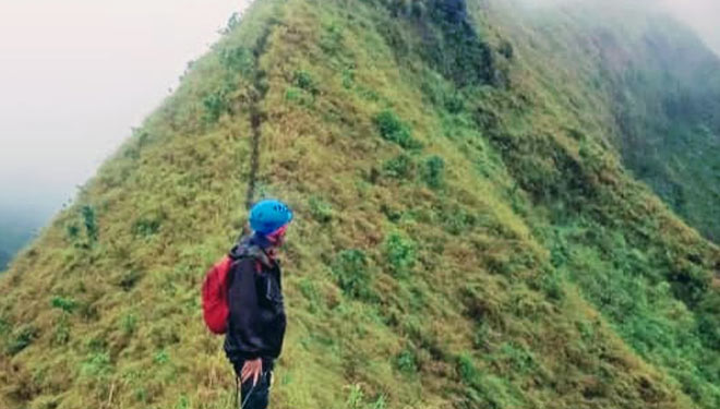 Salah seorang tim pemetaan Gunung Pyramid Pegunungan Argopuro Bondowoso saat melakukan survei langsung jalur pendakian dan kondisi gunung yang terletak di Kecamatan Curahdami tersebut (FOTO: Moh Bahri/TIMES Indonesia).