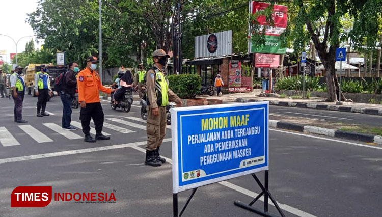 Suasana saat razia masker berlangsung di Jalan Cipto Mangunkusumo. (Foto: Ayu Lestari/ TIMES Indonesia)